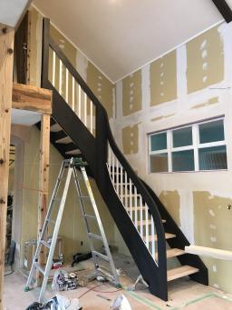 ウェーブ階段施工中